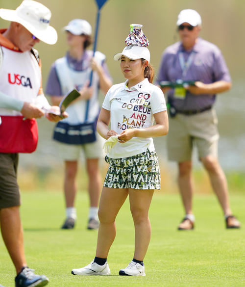 10番、アイシングで頭を冷やす古江（撮影・江口和貴）