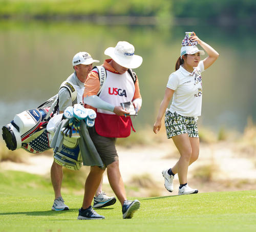 10番、アイシングで頭を冷やす古江（右）（撮影・江口和貴）