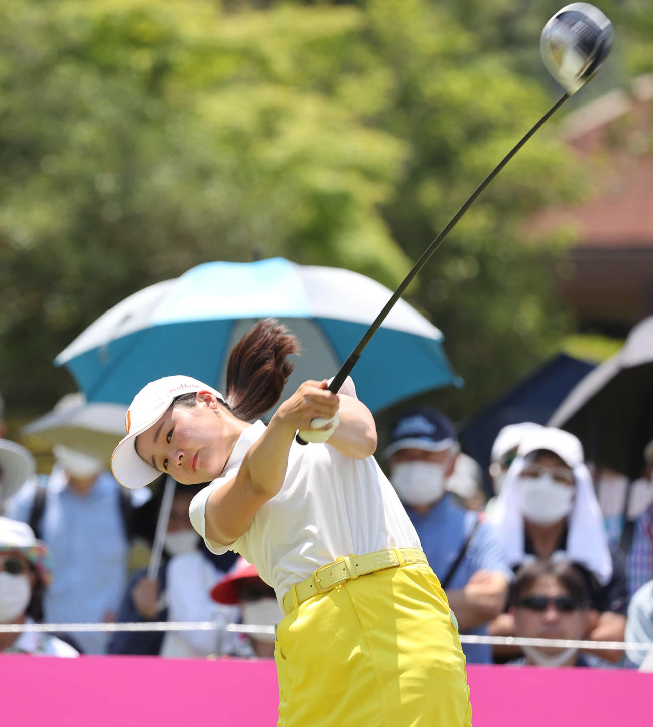 2位タイの川崎春花の10番ティーショット（撮影・渦原淳）
