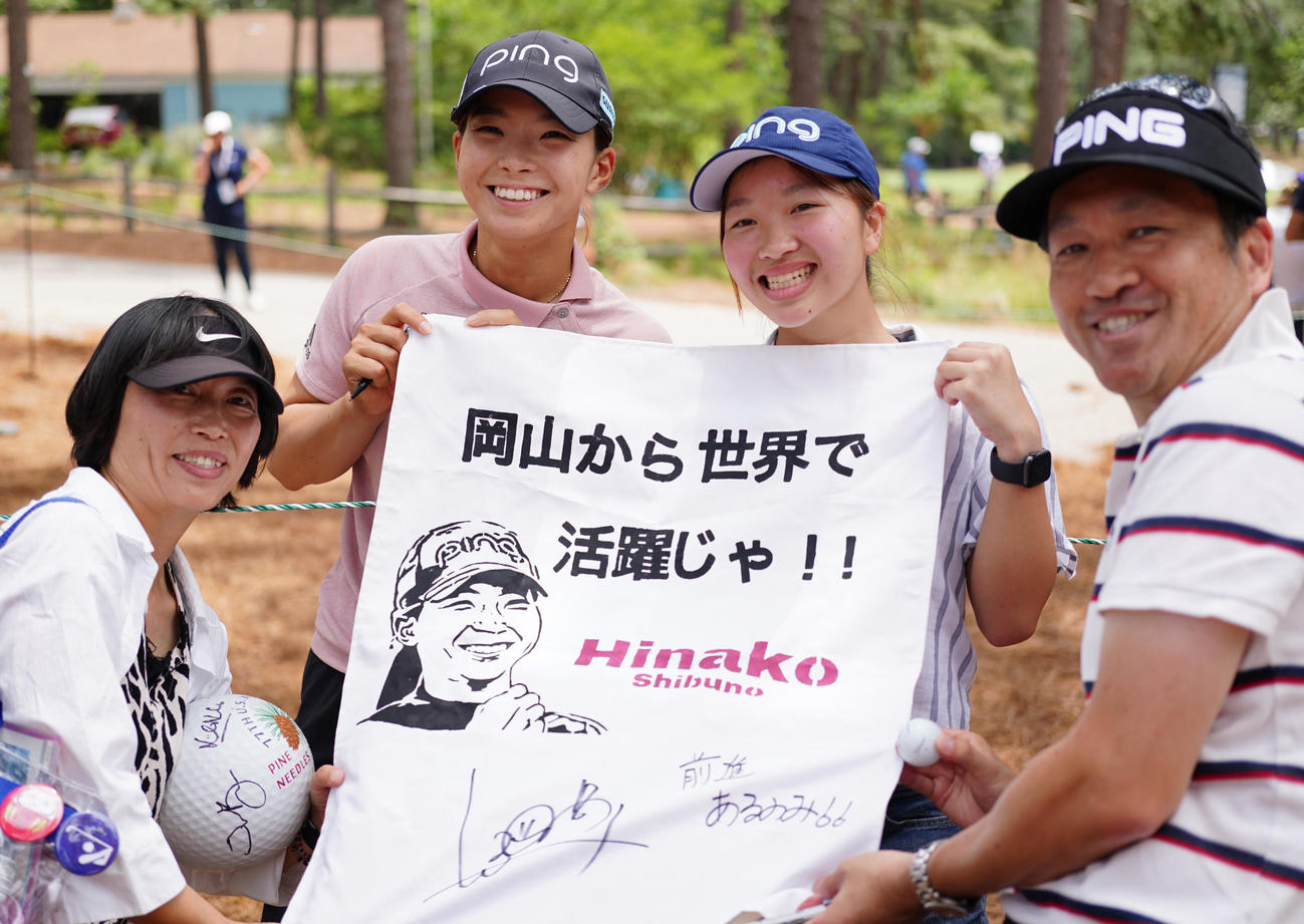 試合後、ファンにサインし記念撮影に応じる渋野（中央左）（撮影・江口和貴）