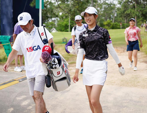 10番、移動するアマチュアの馬場（手前右）。後方右は同組の高木（撮影・江口和貴）