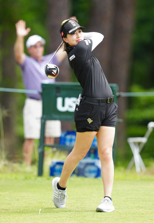 7番、ティーショットを放つ識西（撮影・江口和貴）