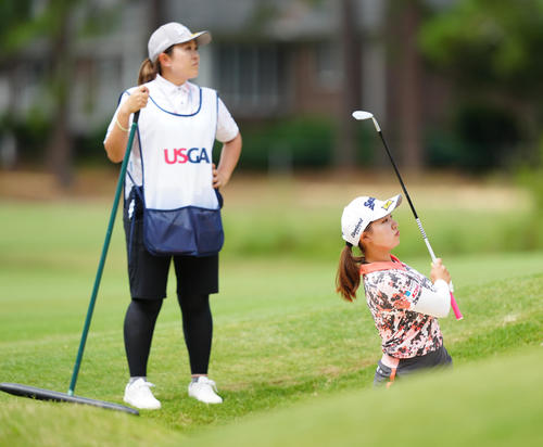 6番、バンカーショットを放つ早川（撮影・江口和貴）