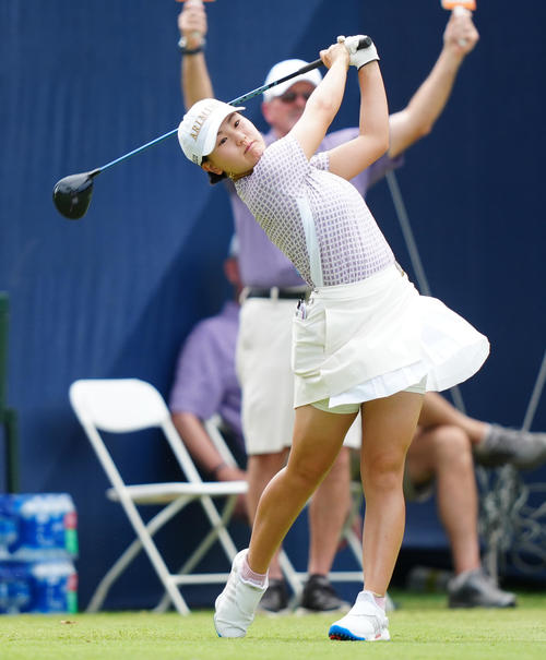 1番、ティーショットを放つアマチュアの伊藤（撮影・江口和貴）