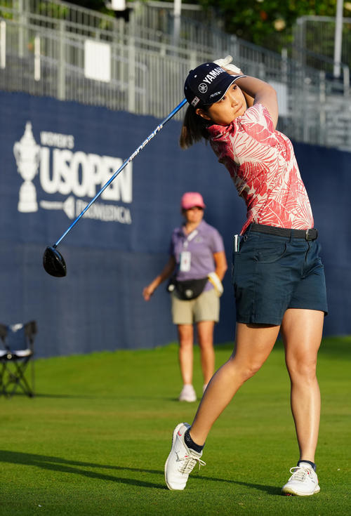 1番、ティーショットを放つ高木（撮影・江口和貴）