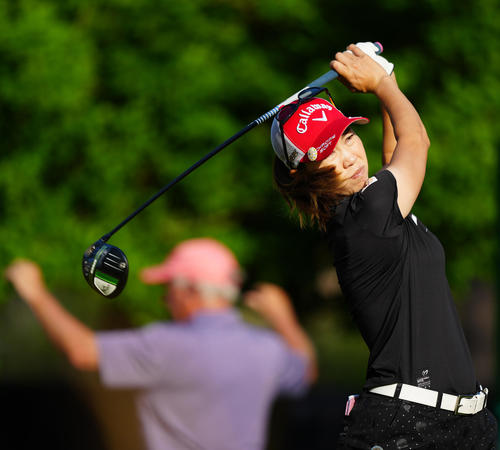 9番、ティーショットを放つ上田（撮影・江口和貴）