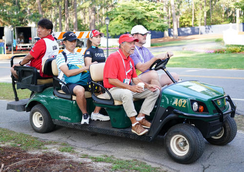 カートに乗ってスタートの9番に向かう上田（中央）（撮影・江口和貴）