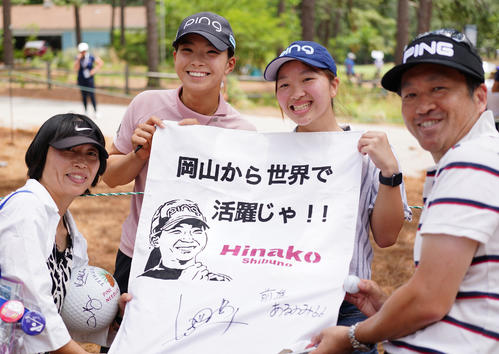 試合後、ファンにサインし記念撮影に応じる渋野（中央左）（撮影・江口和貴）