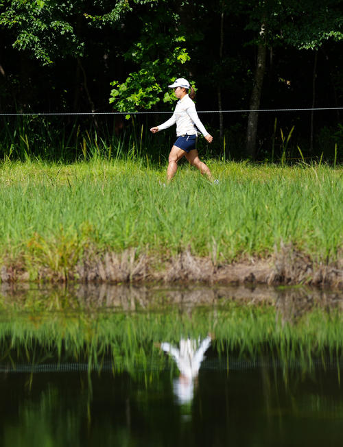 3番、池の横を歩く畑岡（撮影・江口和貴）