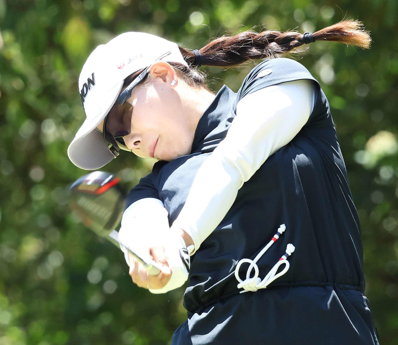 4番、ティーショットを放つ勝（撮影・丹羽敏通）