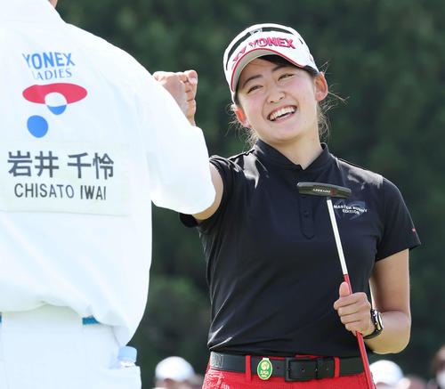 18番、2打差の2位タイでホールアウトした岩井千（撮影・丹羽敏通）
