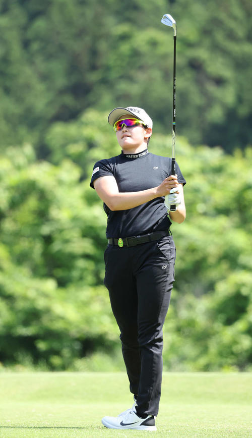 3番ショート、ティーショットを放つ岩井明（撮影・丹羽敏通）