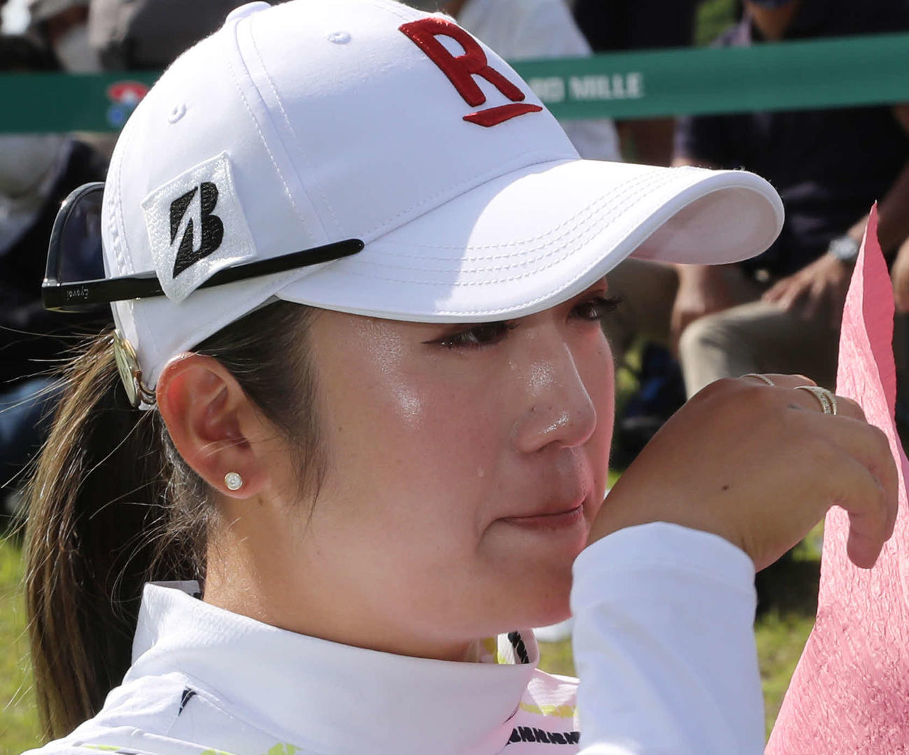 今季初優勝を飾りインタビューの途中で、涙をぬぐう稲見（撮影・丹羽敏通）