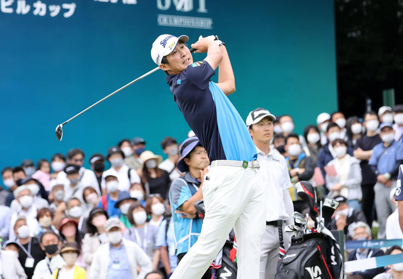 1番、ティーショットを放つ星野（撮影・鈴木正人）