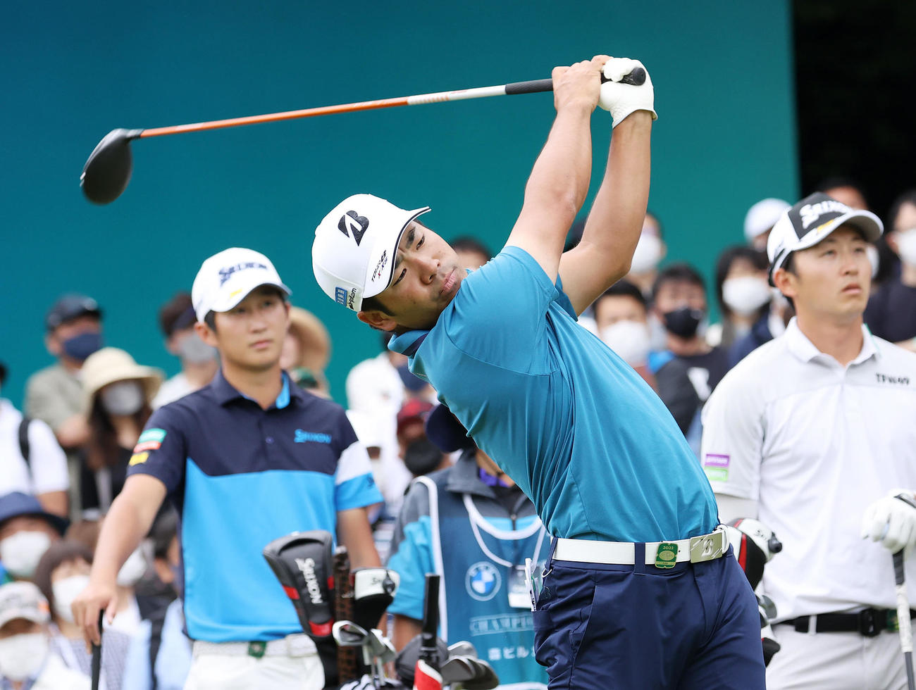 1番、ティーショットを放つ比嘉（撮影・鈴木正人）