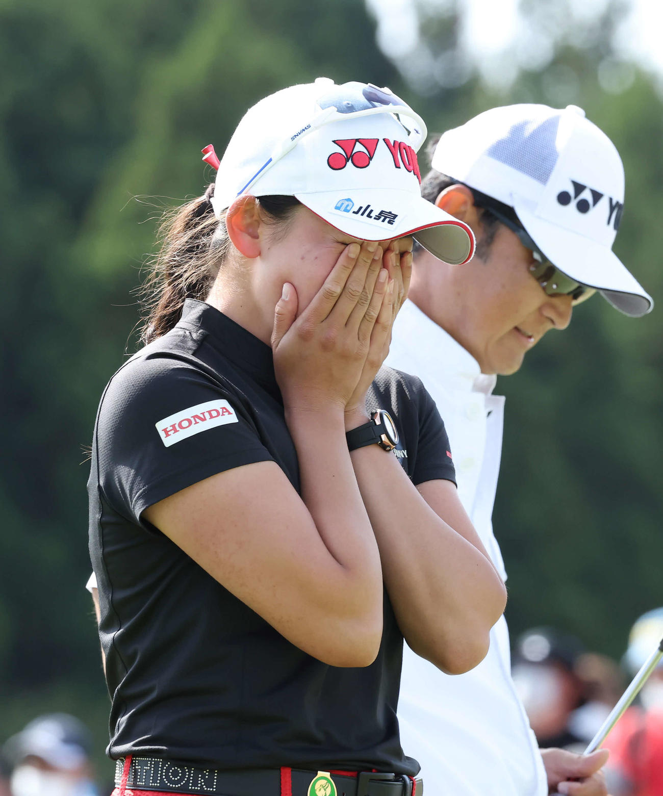 18番、2打差の2位タイでホールアウトし、感極まるた岩井千（撮影・丹羽敏通）