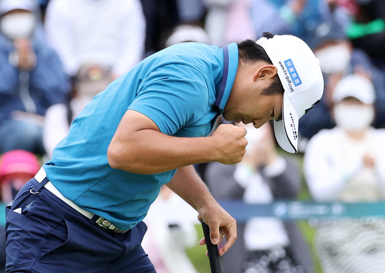 優勝しガッツポーズする比嘉（撮影・鈴木正人）