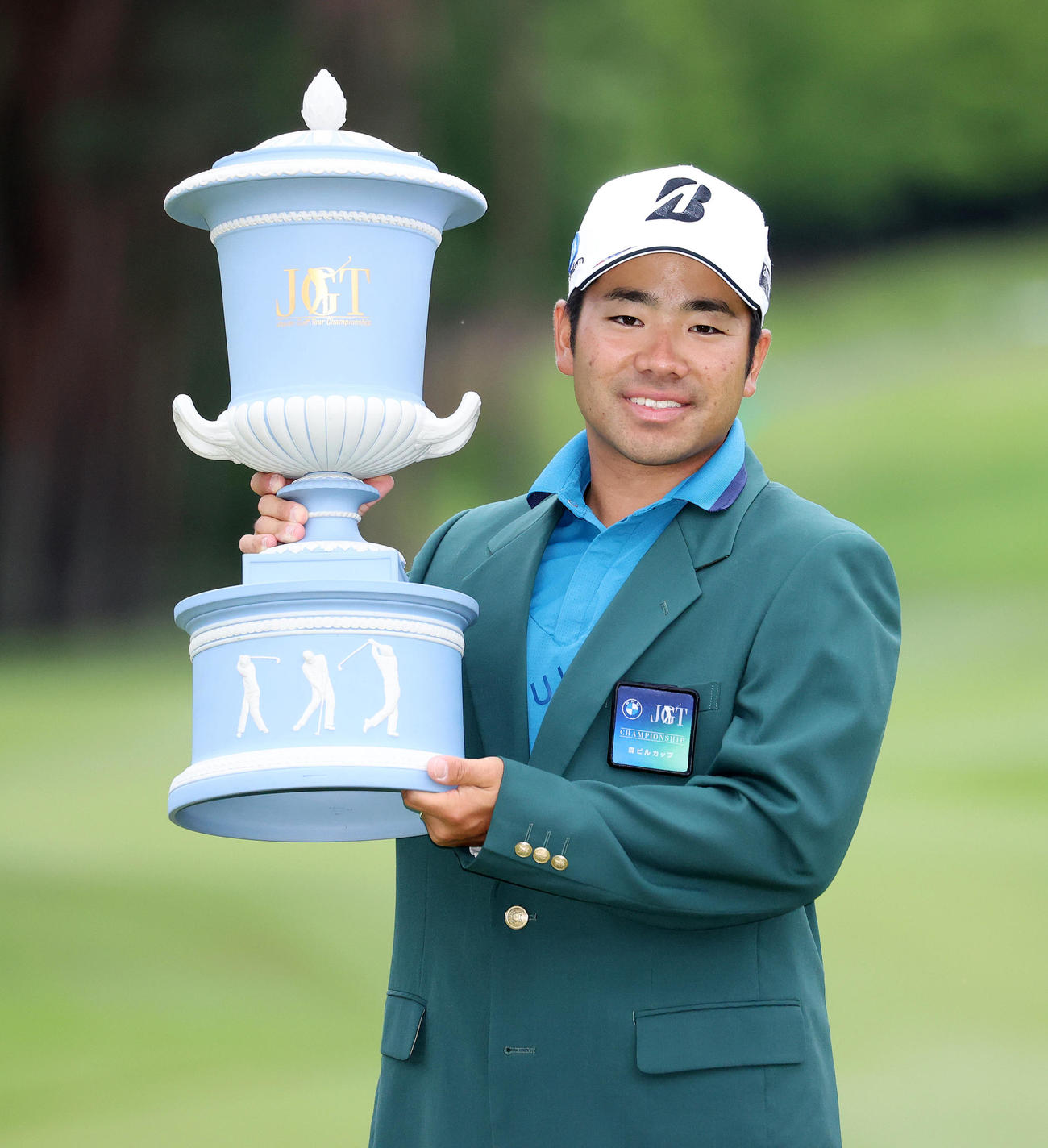 優勝杯を手に笑顔を見せる比嘉（撮影・鈴木正人）