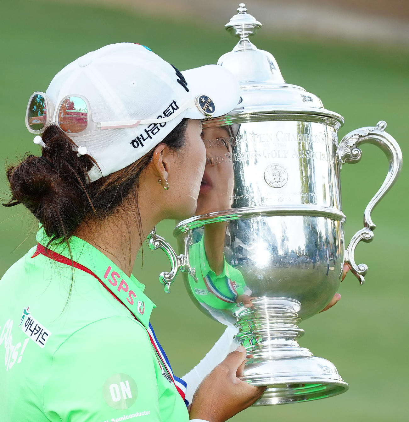 全米女子オープンを制し、トロフィーにキスするミンジ・リー（撮影・江口和貴）