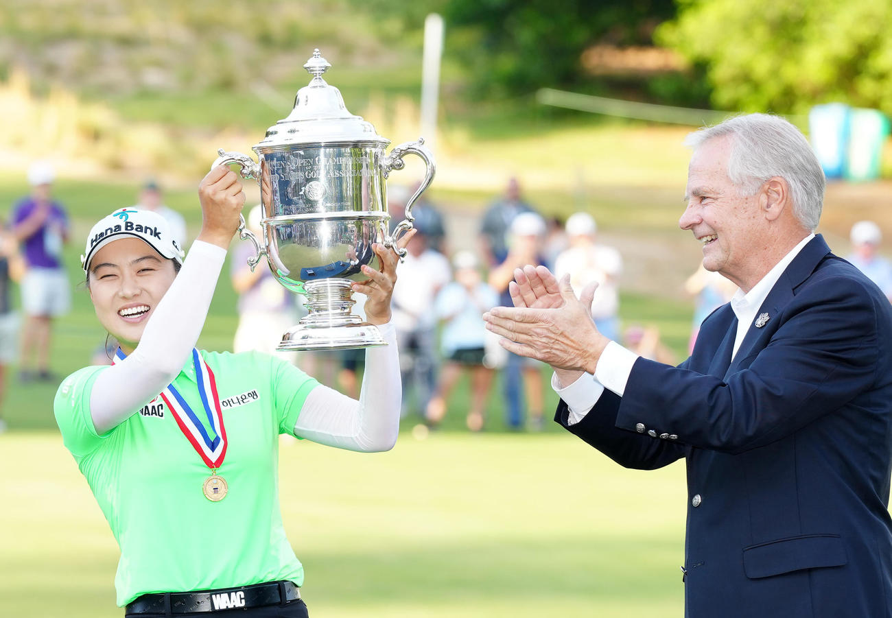 全米女子オープンを制し、優勝トロフィーを掲げるミンジ・リー（左）（撮影・江口和貴）