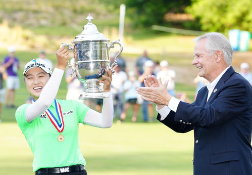全米女子オープンを制し、優勝トロフィーを掲げるミンジ・リー(左)(撮影・江口和貴)