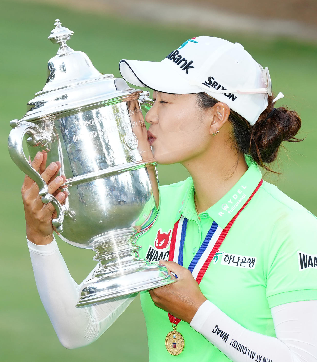 全米女子オープンを制し、トロフィーにキスするミンジ・リー（撮影・江口和貴）