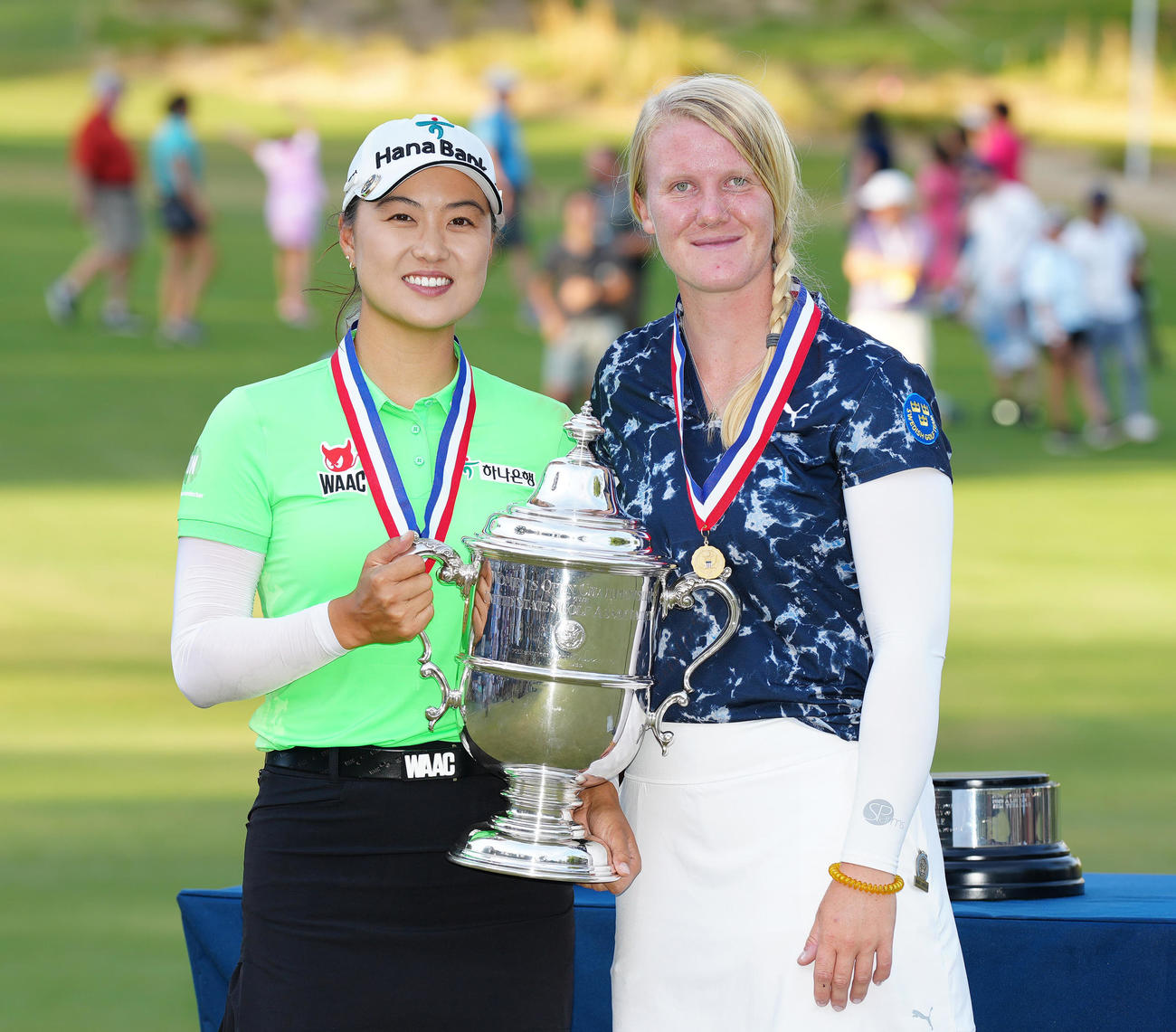 全米女子オープンを制し、優勝トロフィーを手にするミンジ・リー（左）。右はベストアマのイングリッド・リンドブラッド（撮影・江口和貴）