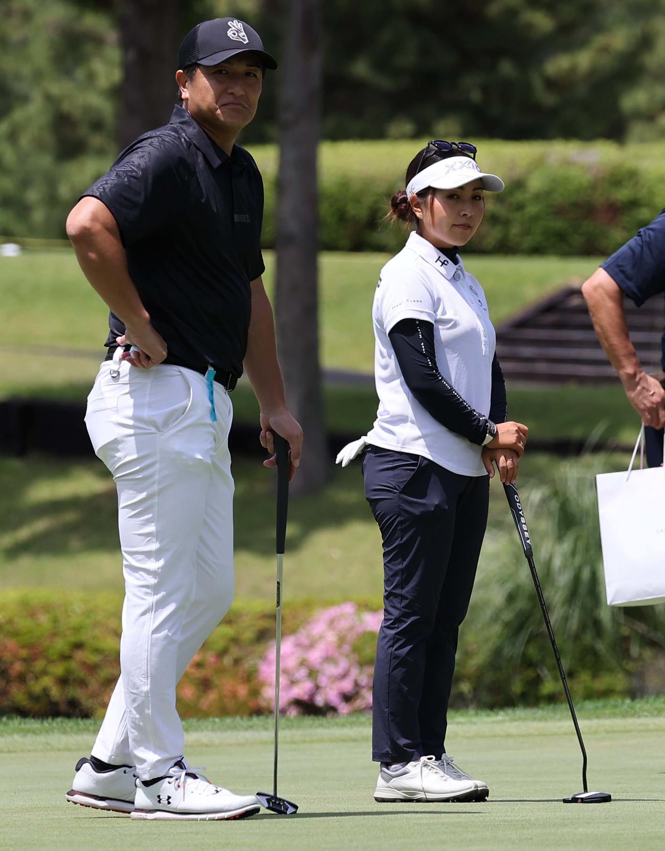元巨人監督の高橋氏（右）とアマプロ戦をラウンドする青木（撮影・上田博志）