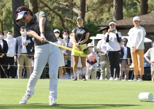 右から稲見、青木、上田が見守る中、始球式でスモークボールを打つアンバサダーの宮里藍（撮影・上田博志）