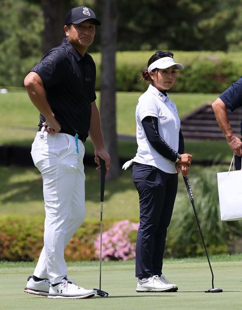 元巨人監督の高橋氏（右）とアマプロ戦をラウンドする青木（撮影・上田博志）