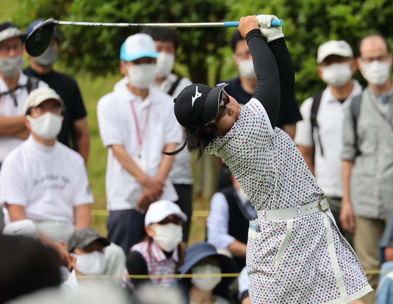 10番、ティーショットを放つ寺岡沙弥香（撮影・上田博志）