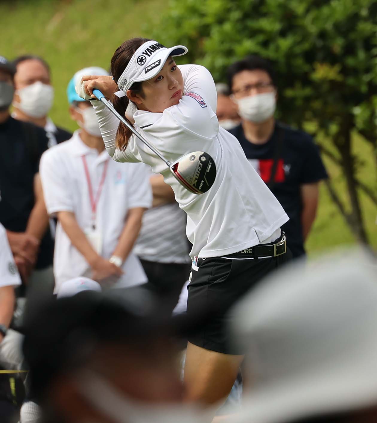 10番、ティーショットを放つ植竹希望（撮影・上田博志）