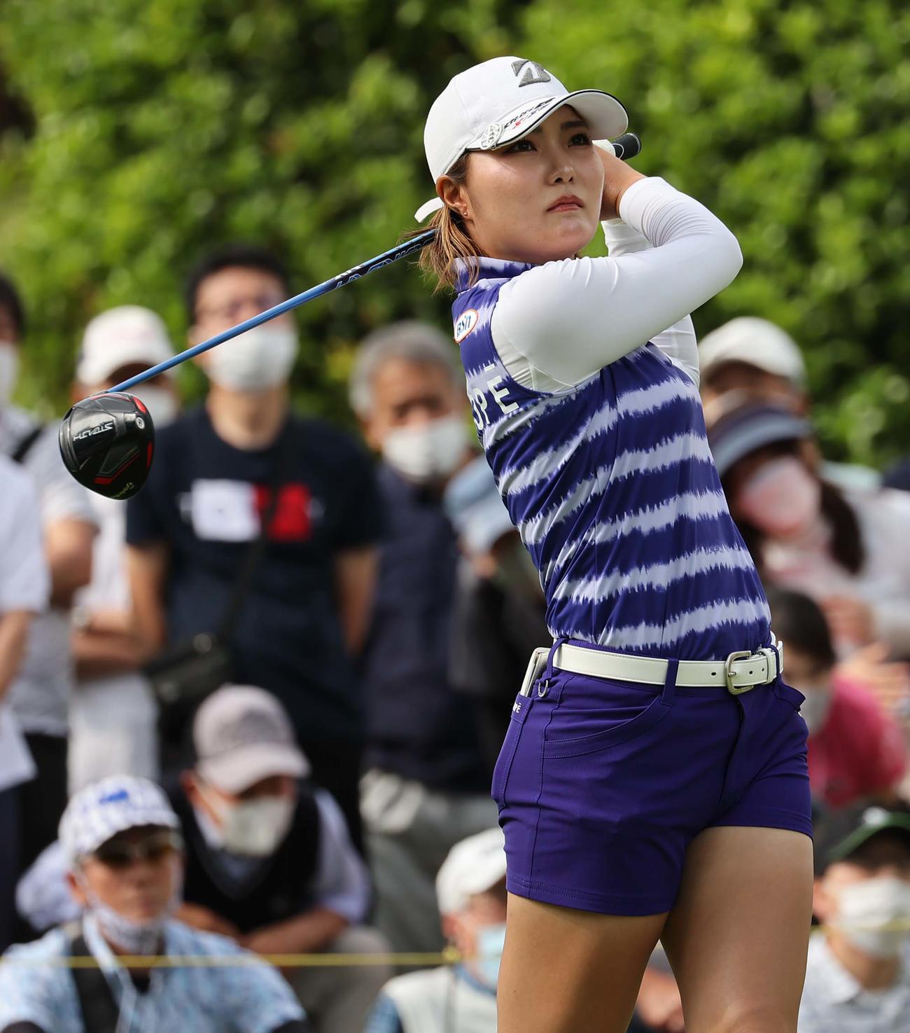 10番、ティーショットを放つ高橋彩華（撮影・上田博志）