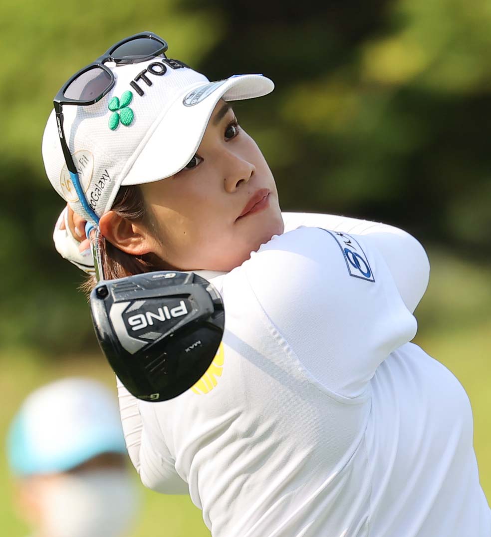 10番、ティーショットを放つ浜田茉優（撮影・上田博志）
