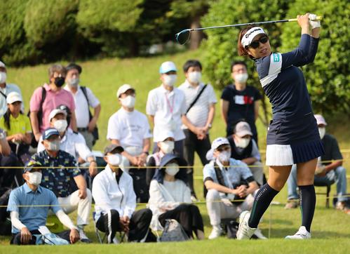 10番、ティーショットを放つ岡山絵里（撮影・上田博志）