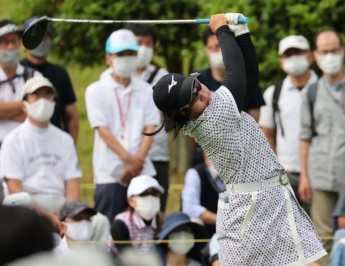 10番、ティーショットを放つ寺岡沙弥香（撮影・上田博志）