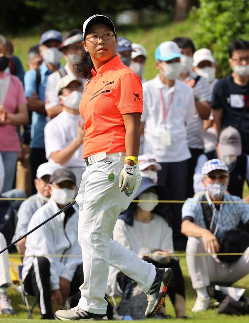 10番、ティーショットを放ち打球を見守る徳永歩（撮影・上田博志）