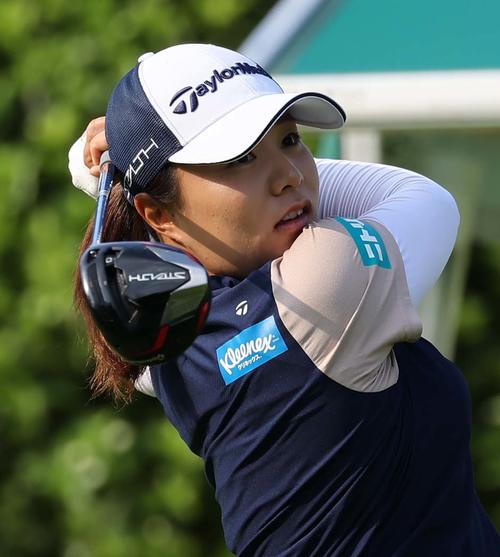 10番、ティーショットを放つ永峰咲希（撮影・上田博志）