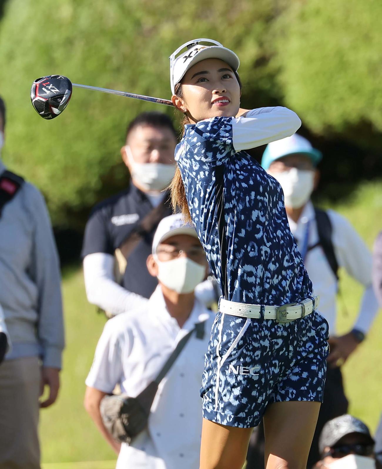 10番、ティーショットを放つ安田（撮影・上田博志）