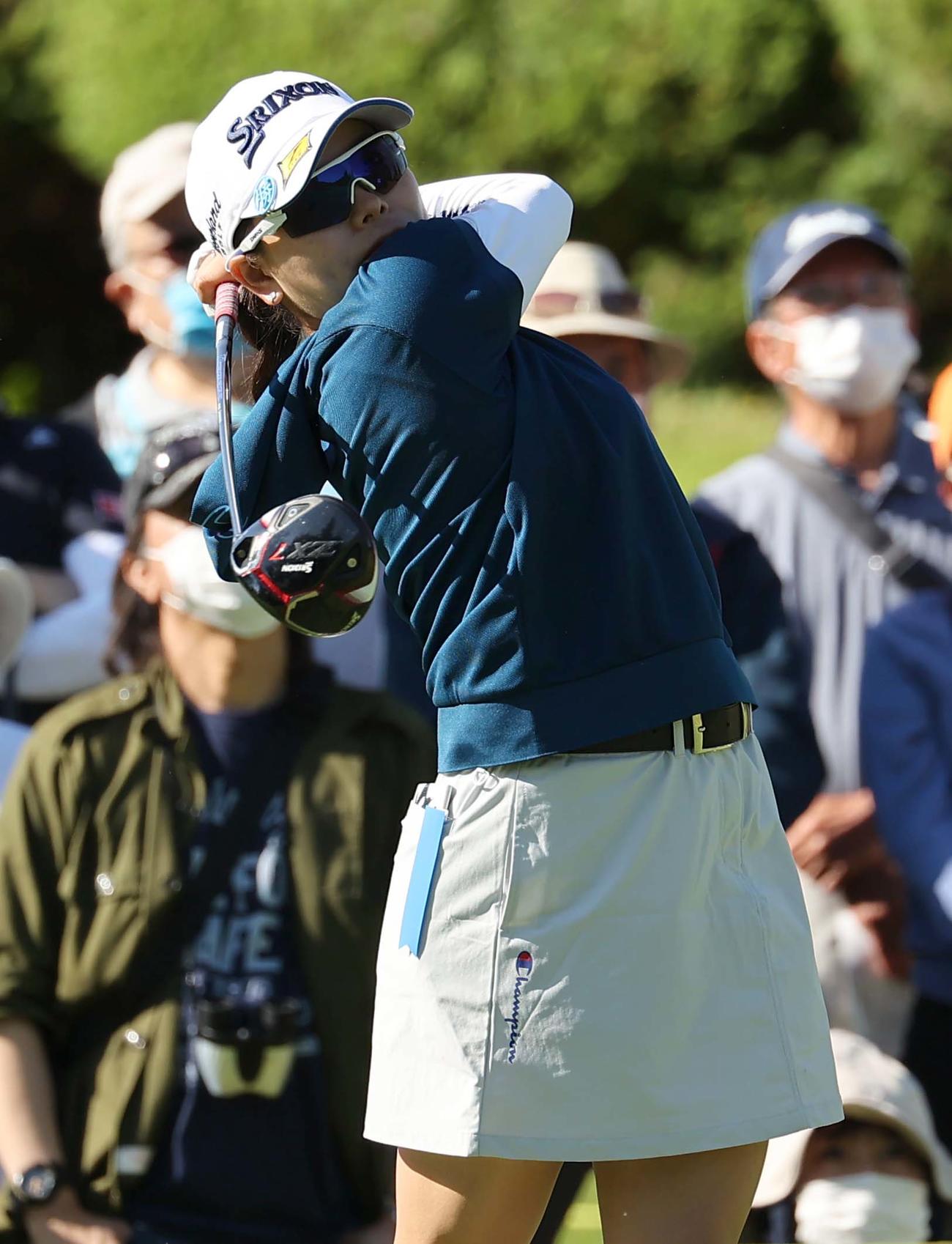 10番、ティーショットを放つ勝（撮影・上田博志）