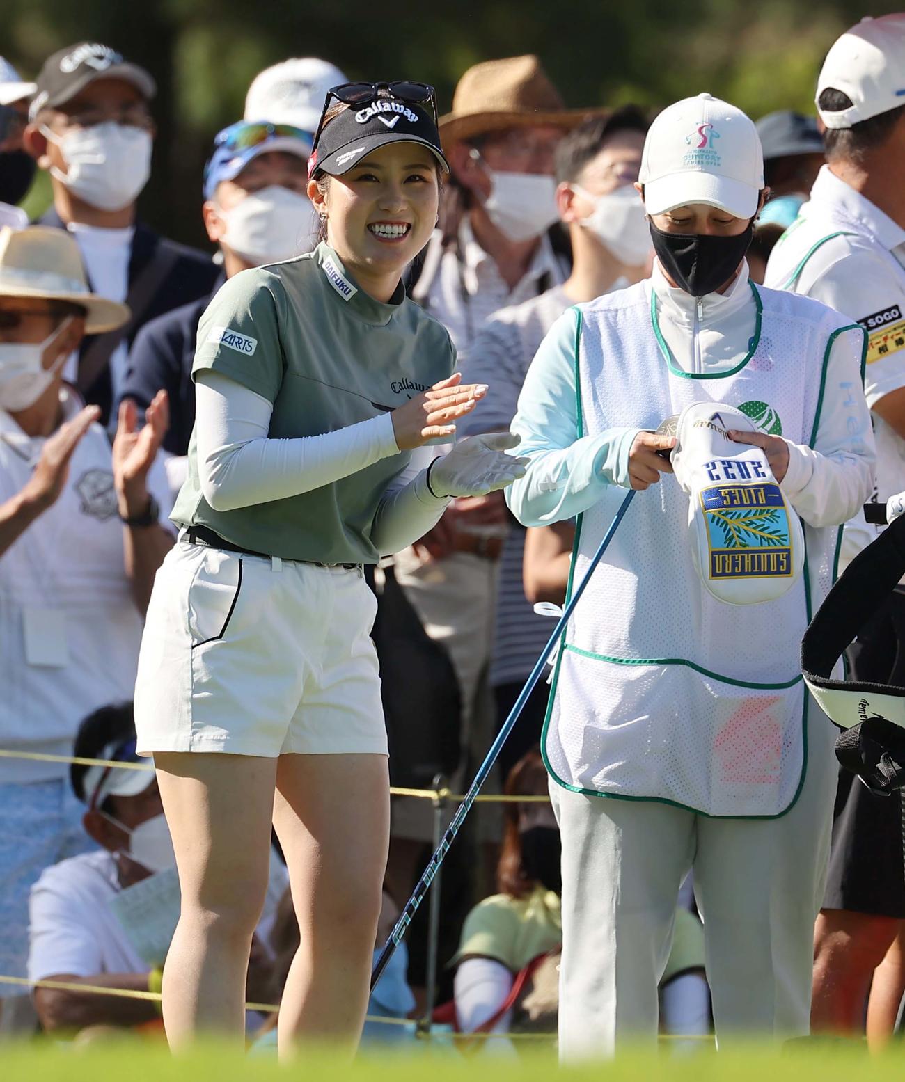 10番、ティーグラウンドで笑顔を見せる西村優菜（撮影・上田博志）