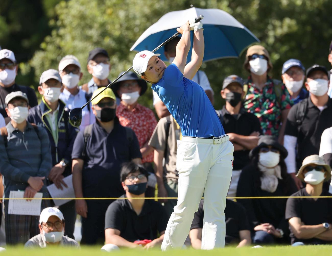 10番、ティーショットを放つ橋本（撮影・上田博志）
