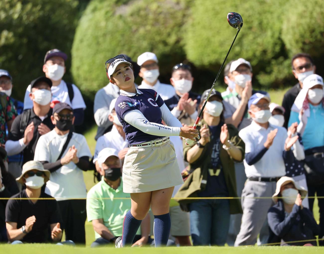 10番、ティーショットを放つ山下（撮影・上田博志）