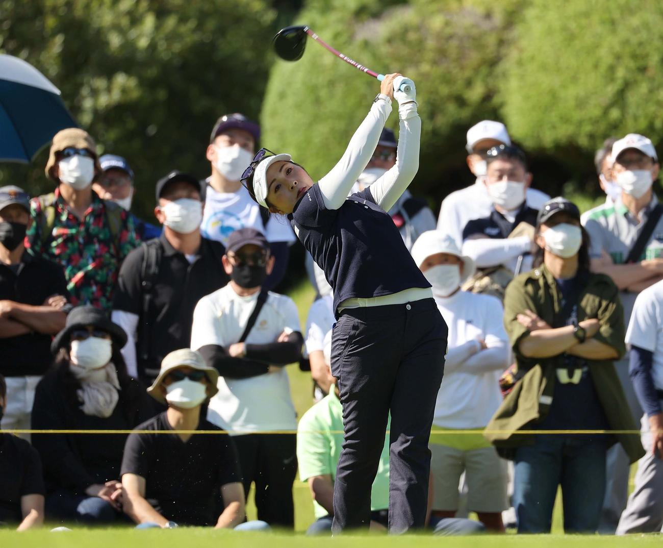 10番、ティーショットを放つ青木（撮影・上田博志）