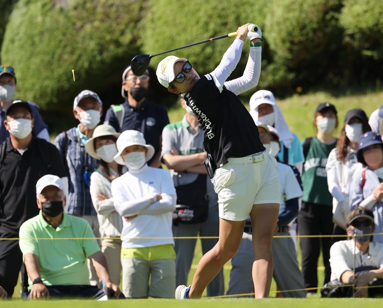 10番、ティーショットを放つ成田（撮影・上田博志）