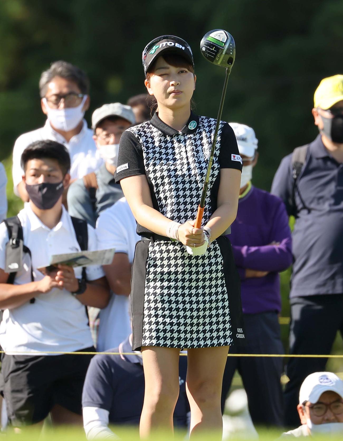 10番、ティーショットの狙いを定める田辺（撮影・上田博志）