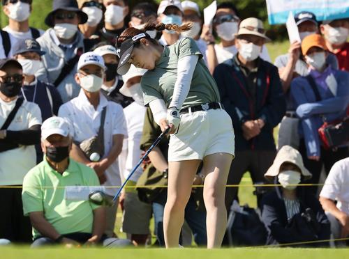 10番、ティーショットを放つ西村優菜（撮影・上田博志）