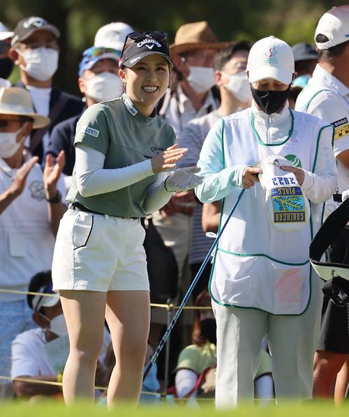 10番、ティーグラウンドで笑顔を見せる西村優菜（撮影・上田博志）