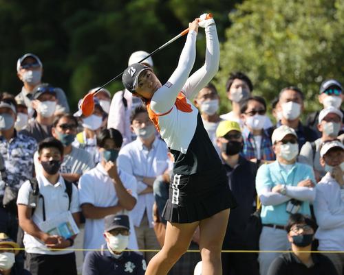 10番、ティーショットを放つ渡辺（撮影・上田博志）