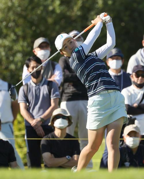 10番、ティーショットを放つ佐藤（撮影・上田博志）